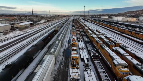 Increíble-Toma-De-Establecimiento-Y-Revelación-En-Los-Ferrocarriles-En-El-Lago-Salado-Del-Norte-De-Utah---Movimiento-Aéreo-Hacia-Adelante-Y-Hacia-Arriba