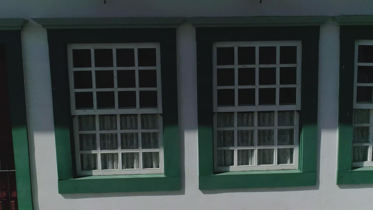 imágenes panorámicas de ventanas y puertas en una ciudad histórica en minas gerais, brasil.