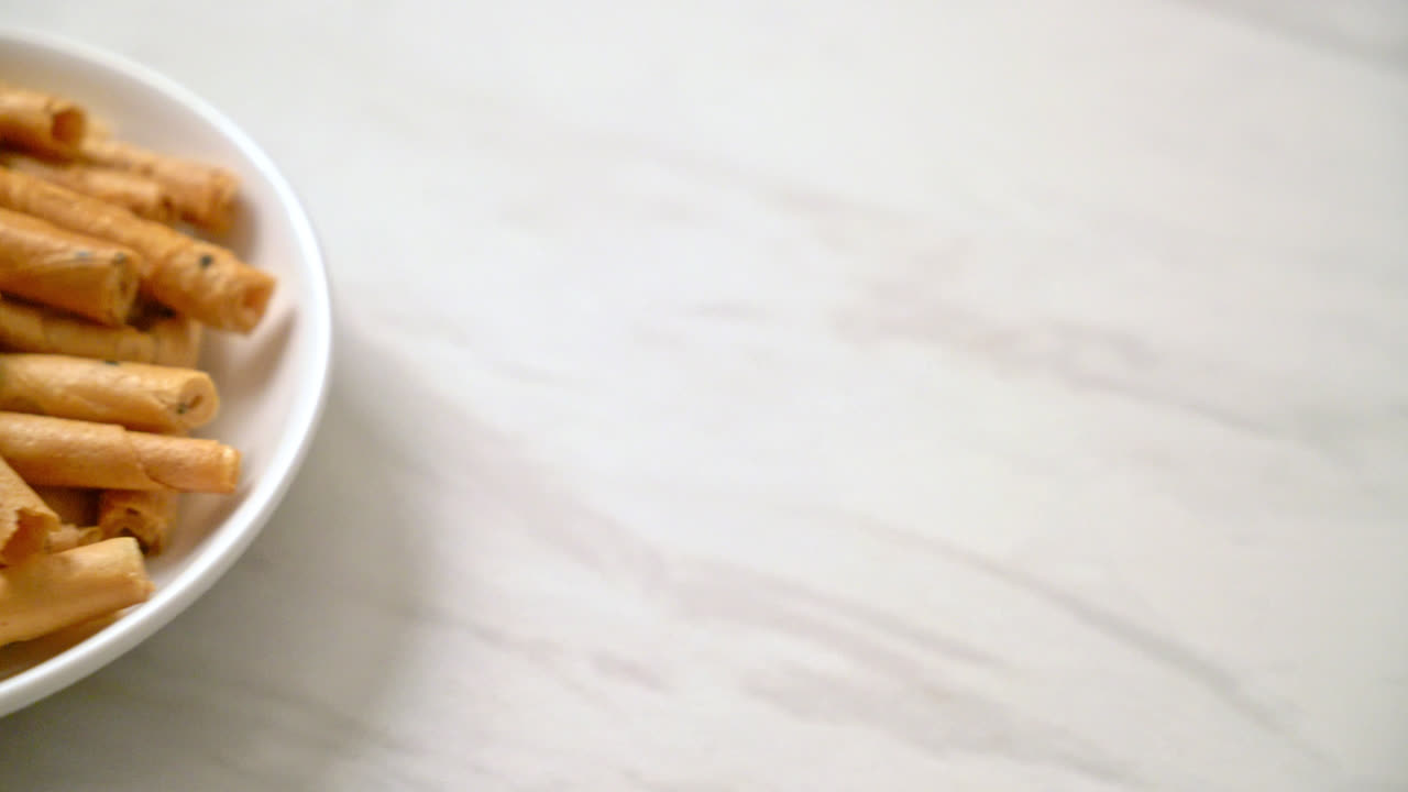 rollo de coco crujiente - un tipo de oblea enrollada, un postre tradicional en tailandia