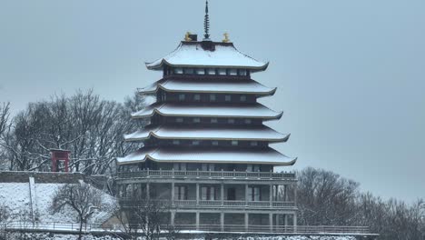 fotografía aérea de la pagoda de la lectura cubierta de nieve