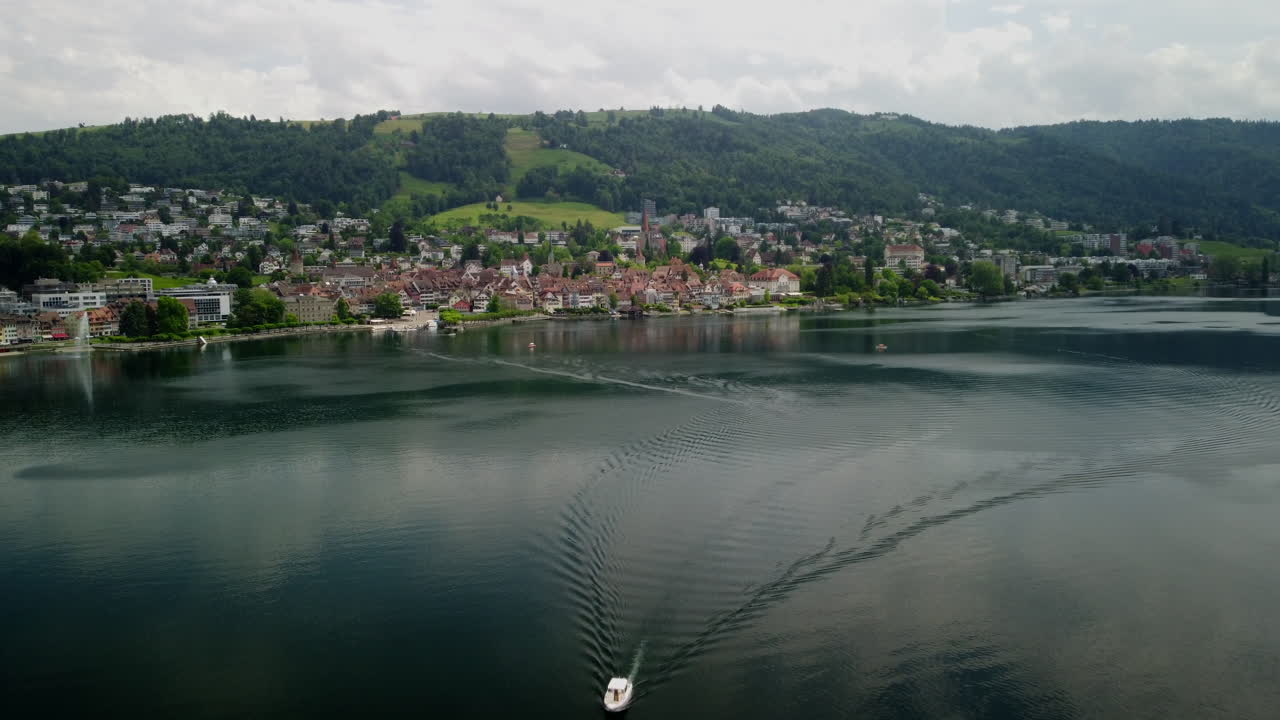 Volo sul lago di Zug con una barca che naviga.