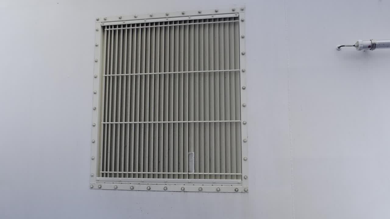 Ventilasjonssystemrist i veggen