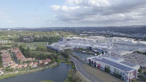 Centro-De-La-Ciudad-De-Robina-Con-Comunidad-Residencial-Cercana-En-Queensland,-Australia