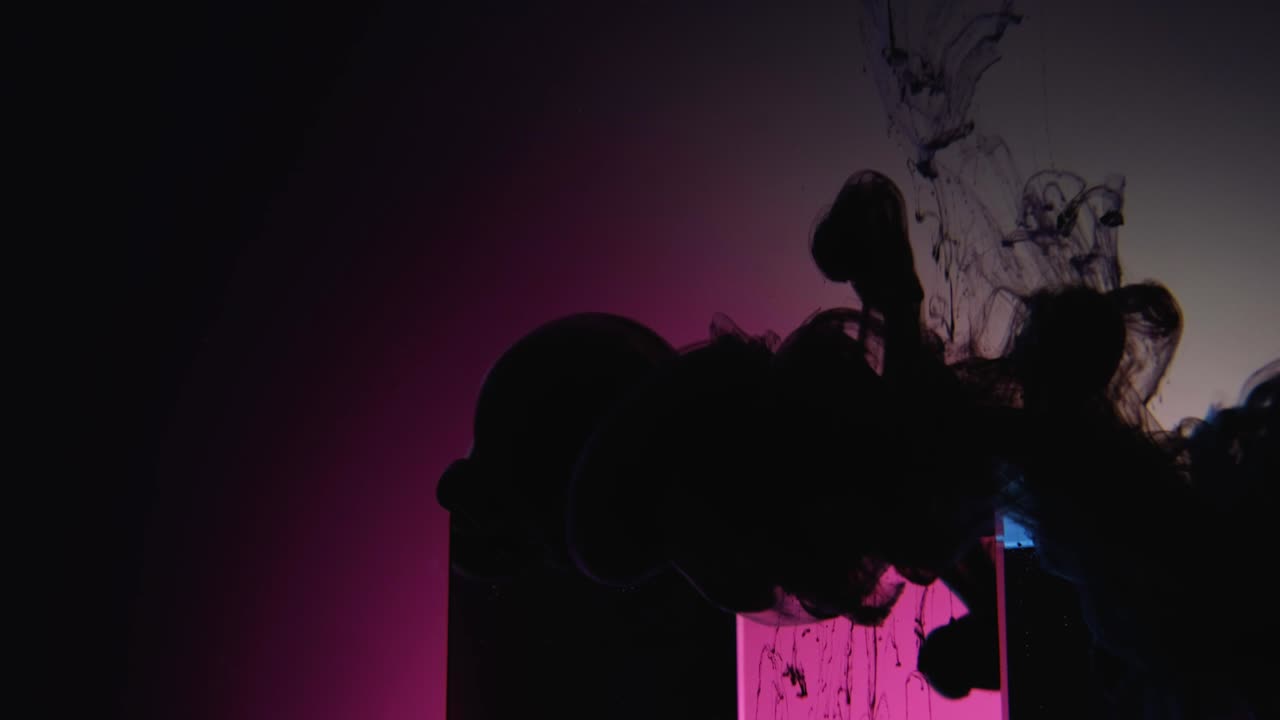 tinta negra salpicaduras de humo flujo de nubes cubo luz rosada