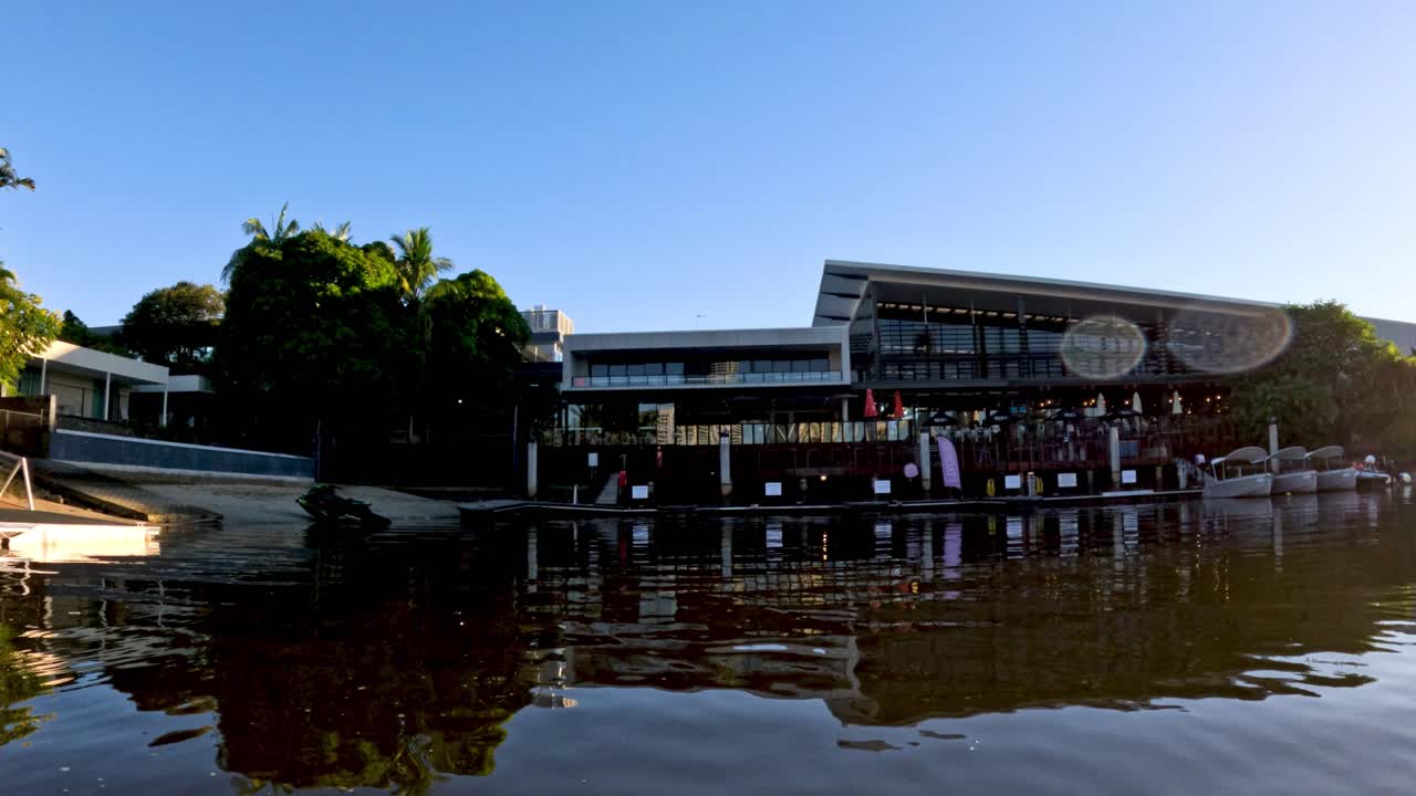 은 하늘과 함께 물 에 있는 현대적인 건물