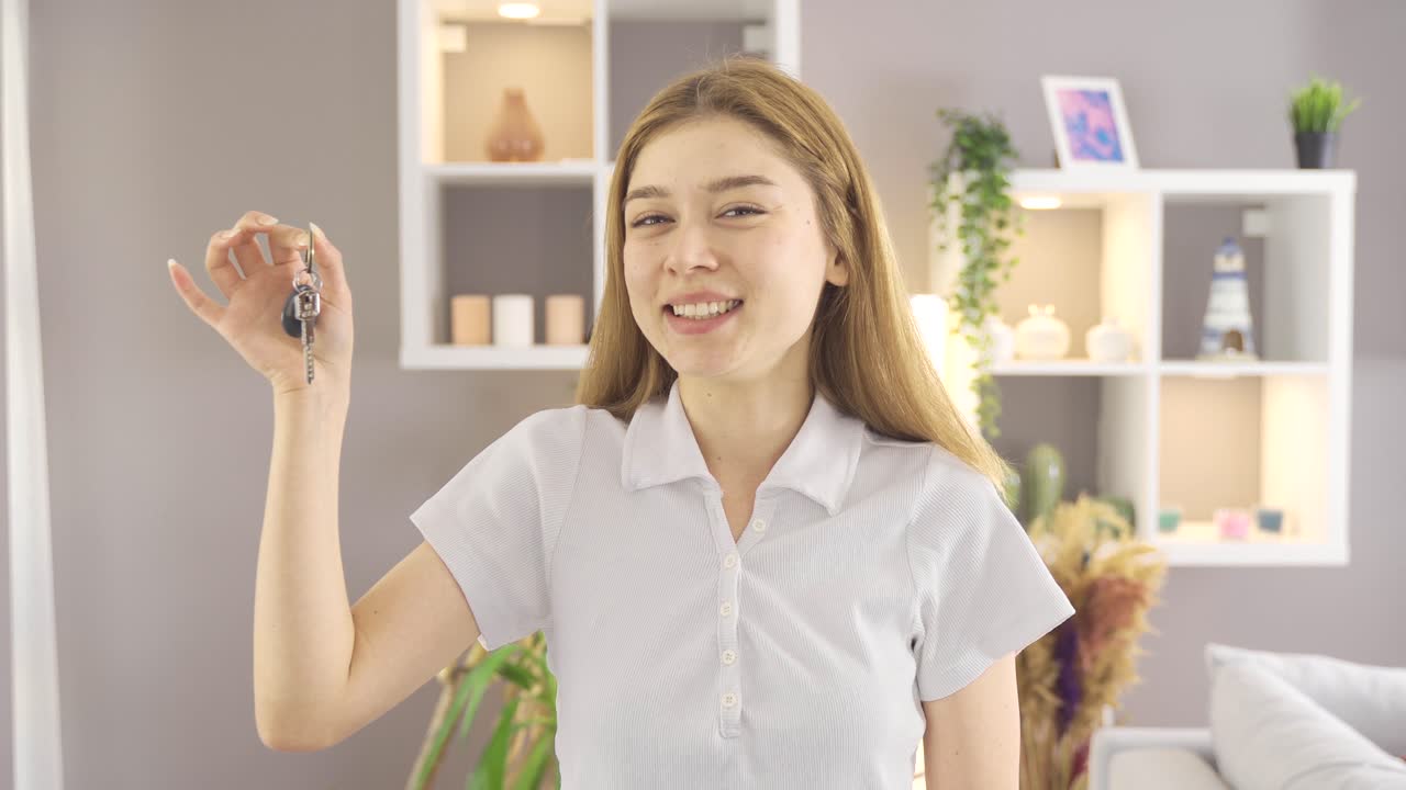 집 열 ⁇ . 집주인이 집 열 ⁇ 를 들고. 젊은 여자가 집의 주인이 되었다.