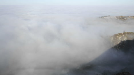 Primer-Lapso-De-Tiempo-De-Niebla-Costera-Al-Amanecer-A-Lo-Largo-De-Las-Montañas-De-Santa-Ynez-Sobre-Montecito-California