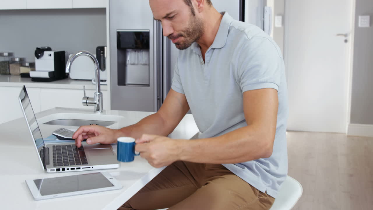 hombre guapo trabajando en una computadora portátil