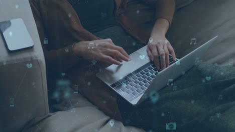 animación de la red de conexiones con iconos de las redes sociales sobre mujeres caucásicas que usan portátiles