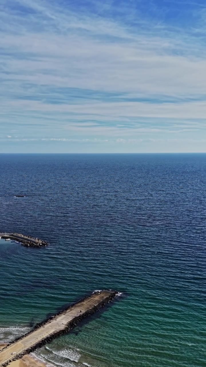 Vista aerea panoramica di una costa e di un lungomare tranquilli