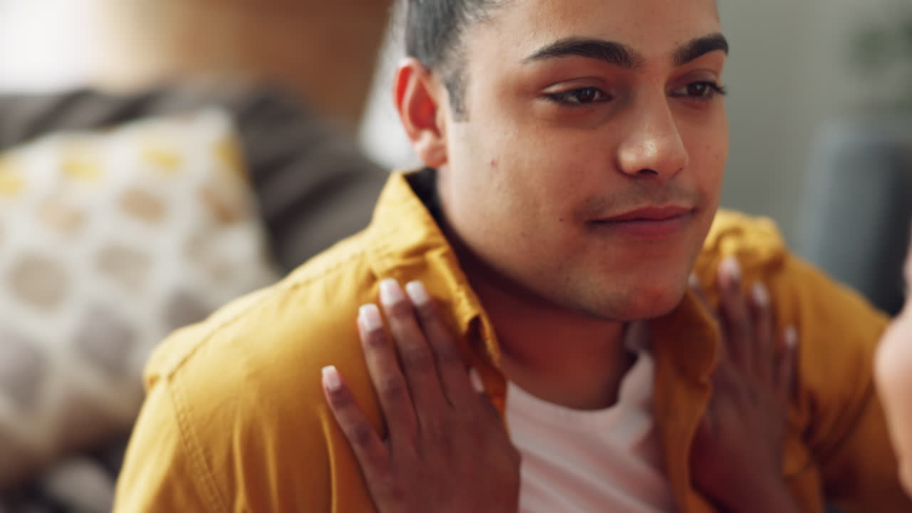 pareja, amor y novio besándose la frente