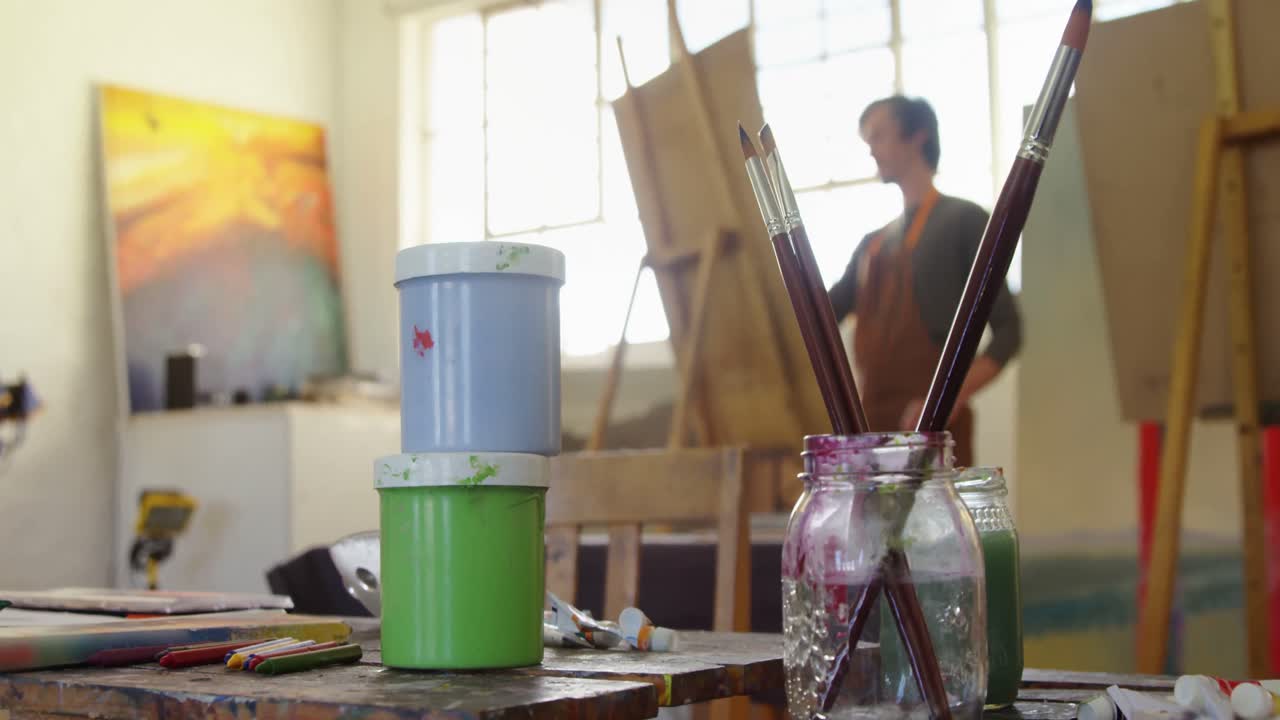 테이블 4k에 있는 페인트 장비