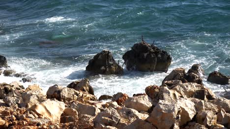 Agitadas-Olas-Del-Mar-Adriático-Rompiendo-Contra-La-Costa-Rocosa-De-La-Playa-Albanesa