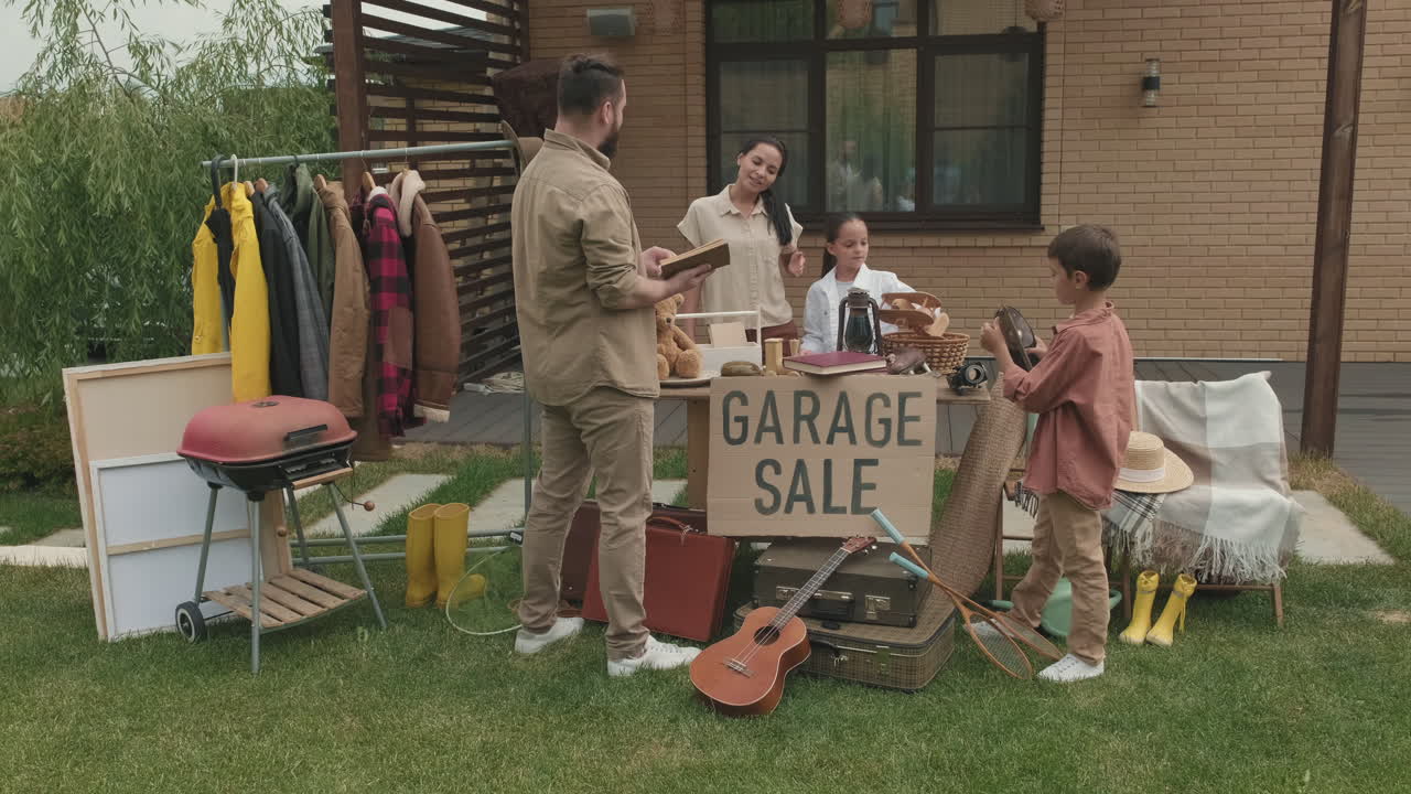 남자 와 소년 은 이웃 의 차고 판매 에서