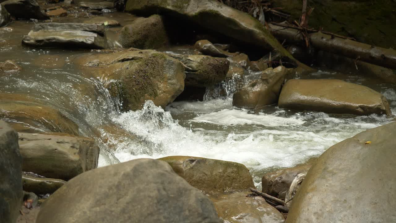 alma líquida del bosque, agua que fluye a través de rocas de río 4k