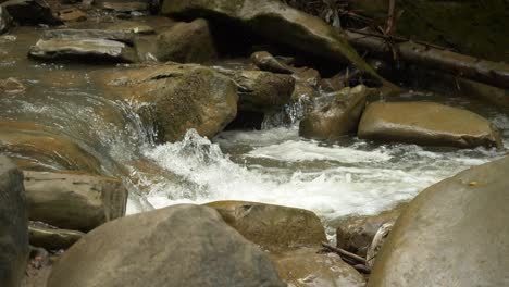 Alma-Líquida-Del-Bosque,-Agua-Que-Fluye-A-Través-De-Rocas-De-Río-4k