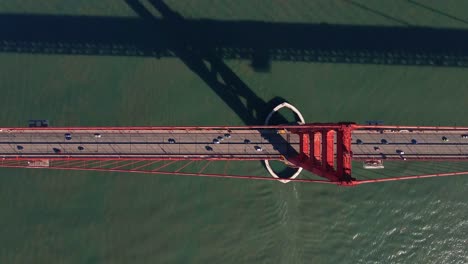 vista aérea sobre el tráfico en el puente golden gate, en sf, usa - de arriba hacia abajo, disparo de drones