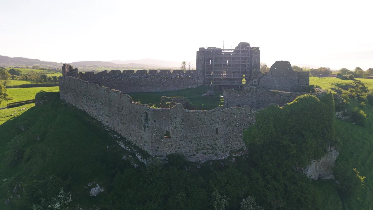 Mura in pietra medievali e storico Castello di Castleroche, rovina del XIII secolo nella Contea di Louth, Irlanda. Ripresa aerea