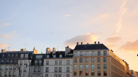 Ein-Blick-Auf-Die-Typisch-Französische-Architektur-In-Paris,-Frankreich-Bei-Sonnenuntergang