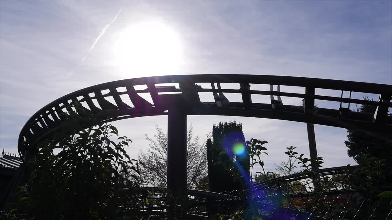 la gente viaja en atracciones del parque una montaña rusa, parís