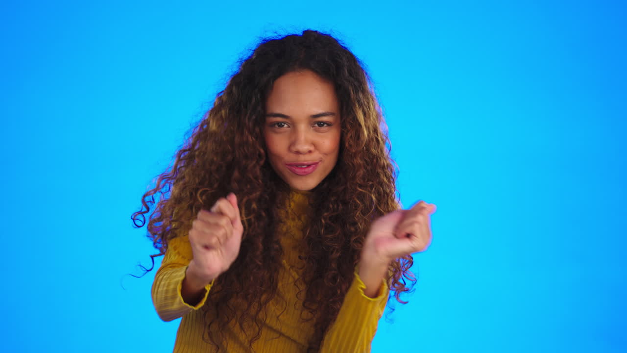 música de baile, cara de estudio y mujer feliz bailando