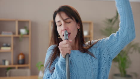 mujer cantando con un micrófono