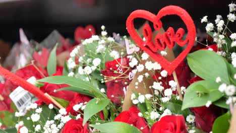 ramo de rosas rojas y símbolo en forma de corazón para regalo