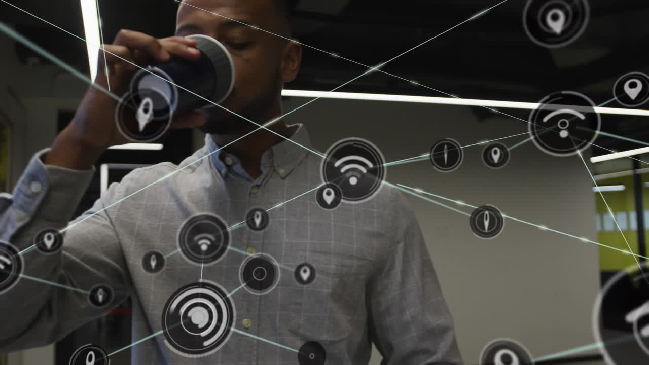 animación de iconos de los medios sobre un hombre de negocios afroamericano bebiendo café