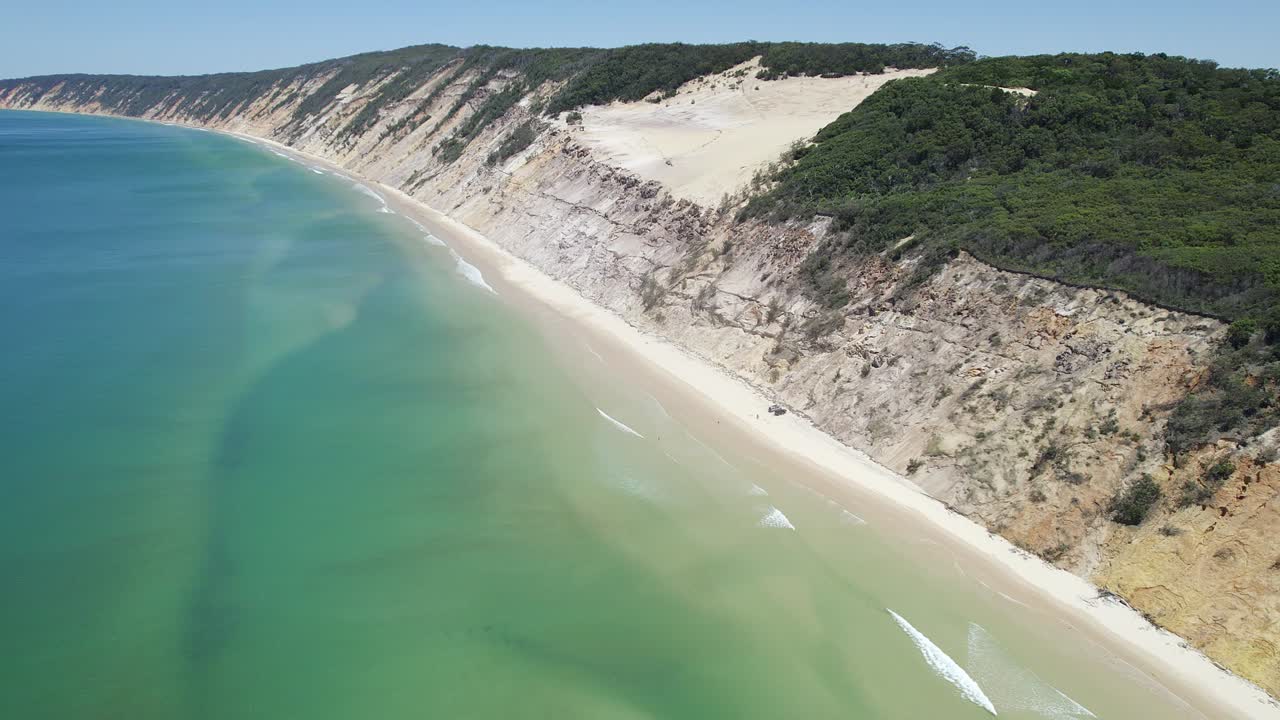 playa arcoíris con un idílico paisaje marino en qld, australia - toma aérea de drones
