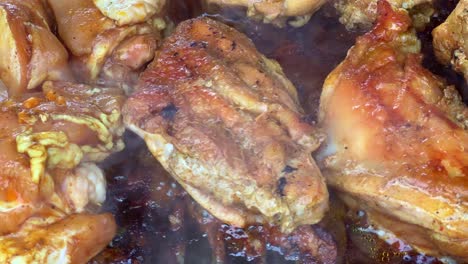 cocinar carne de pollo en la barbacoa. ahumado y sabroso