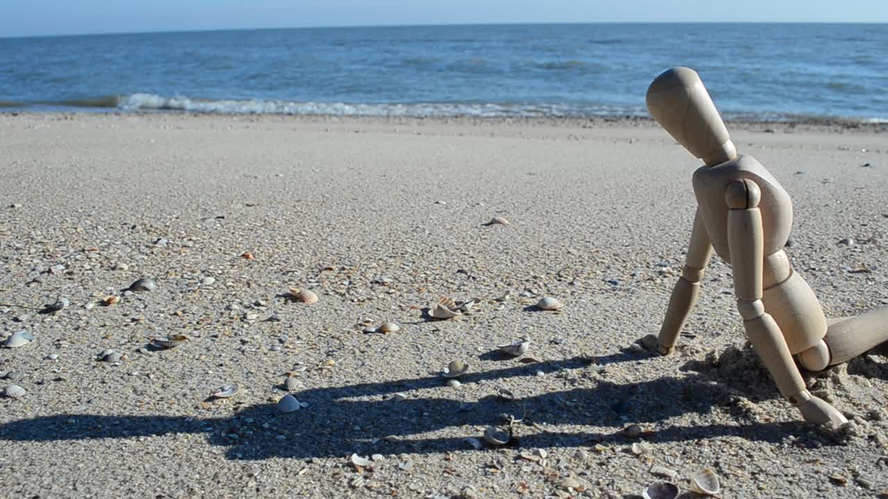 Wooden dummy on the beach. Shooting on the beach