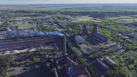 Planta-De-Reciclaje-De-Metal,-Tiro-Inclinado-Hacia-Abajo-Con-Empuje-De-Drones