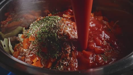 Jugo-De-Tomate-Y-Salsa-De-Soja-Que-Se-Vierten-Sobre-Un-Montón-De-Hierbas-En-Estofado-De-Verduras