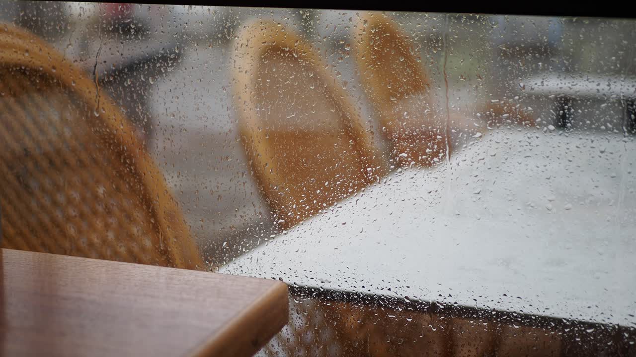 야외 카페 에서 비가 오는 날