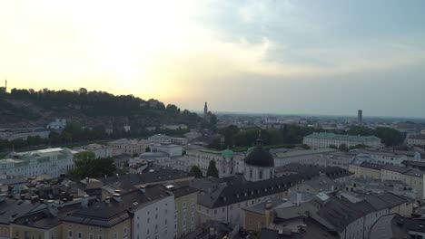 Vergrößern-Sie-Das-Salzburger-Panorama-Am-Späten-Abend,-Als-Die-Dämmerung-Fast-Untergegangen-Ist