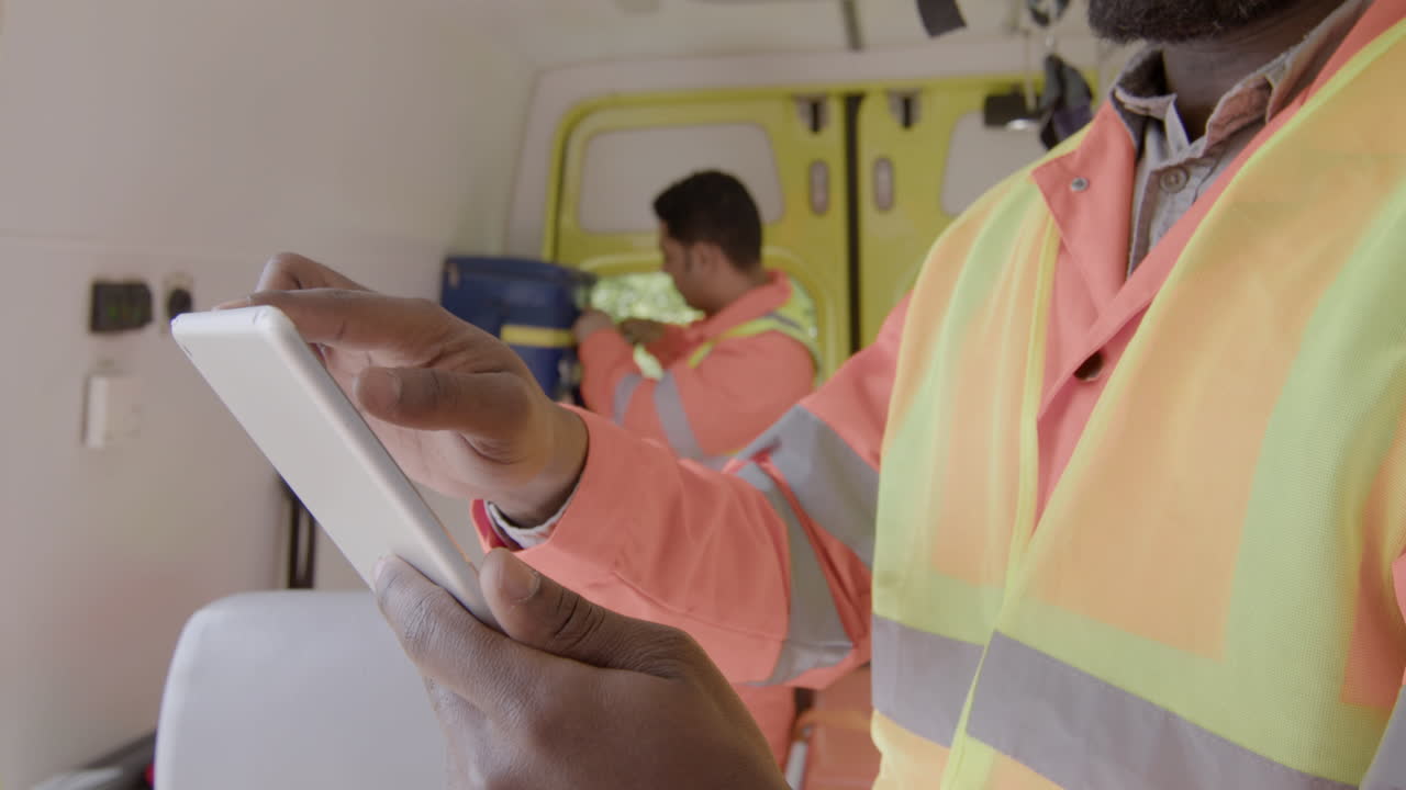 스마트폰을 들고 스크롤하는 사람의 손을 가까이