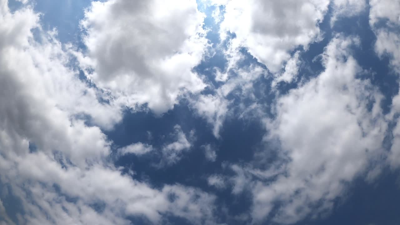 푸른 하늘과 구름, 아름다운 하늘과 태양, 구름을 배경으로 한 하늘, 구름과 날씨, 자연, 구름, 파란색.