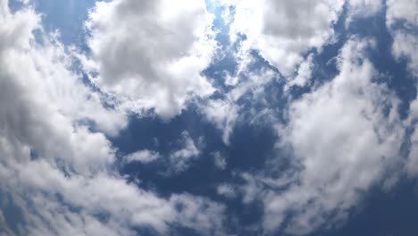 lapso de tiempo de cielo azul despejado con nube. hermoso cielo azul y sol con fondo de nubes. cielo con nubes tiempo naturaleza nube azul. 4k.