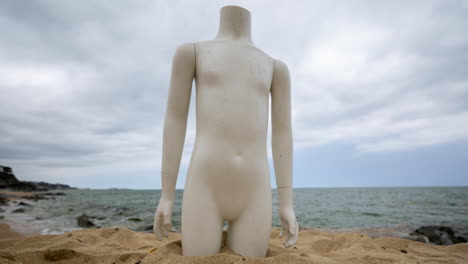 maniquí en una playa