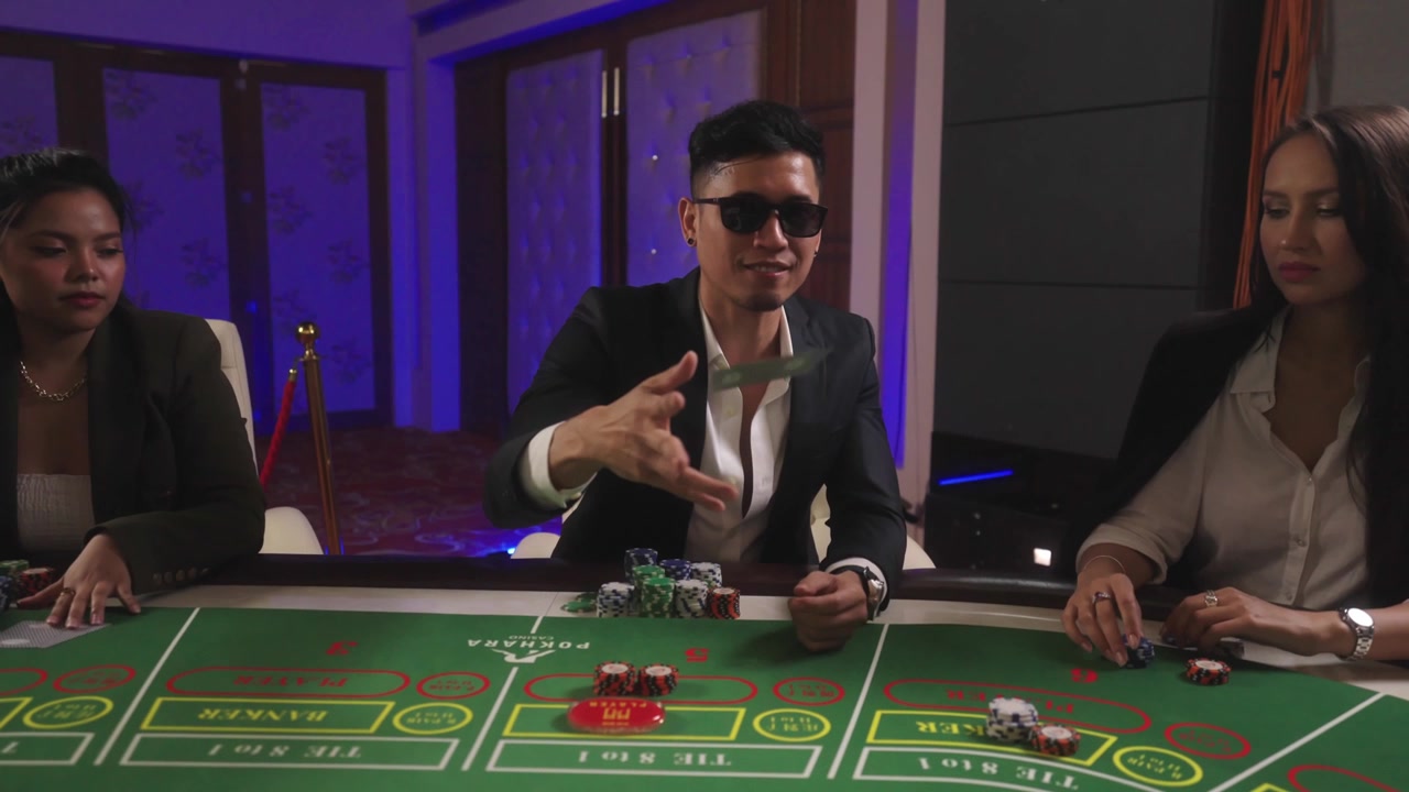 Giocatore di Casinò che Posiziona e Organizza Fiches da Gioco a un Tavolo da Casinò