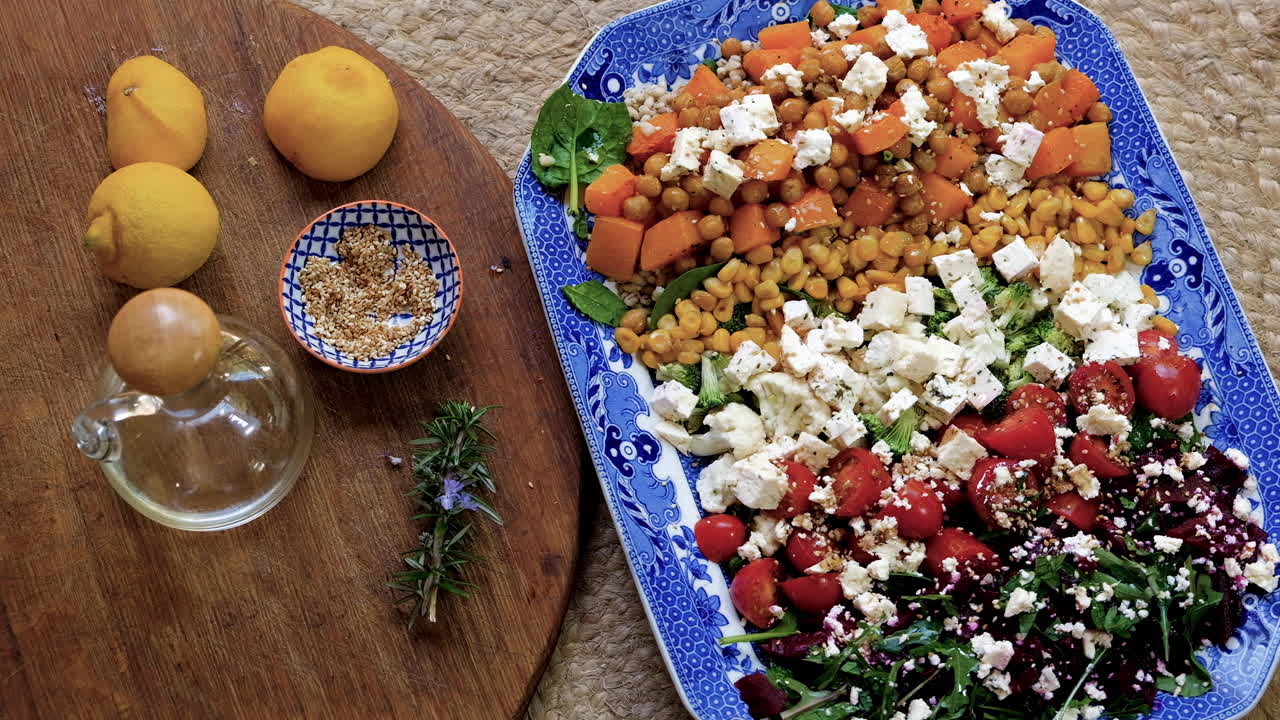 빈티지 접시, 오버헤드 팬에 담긴 건강한 혼합 야채 샐러드