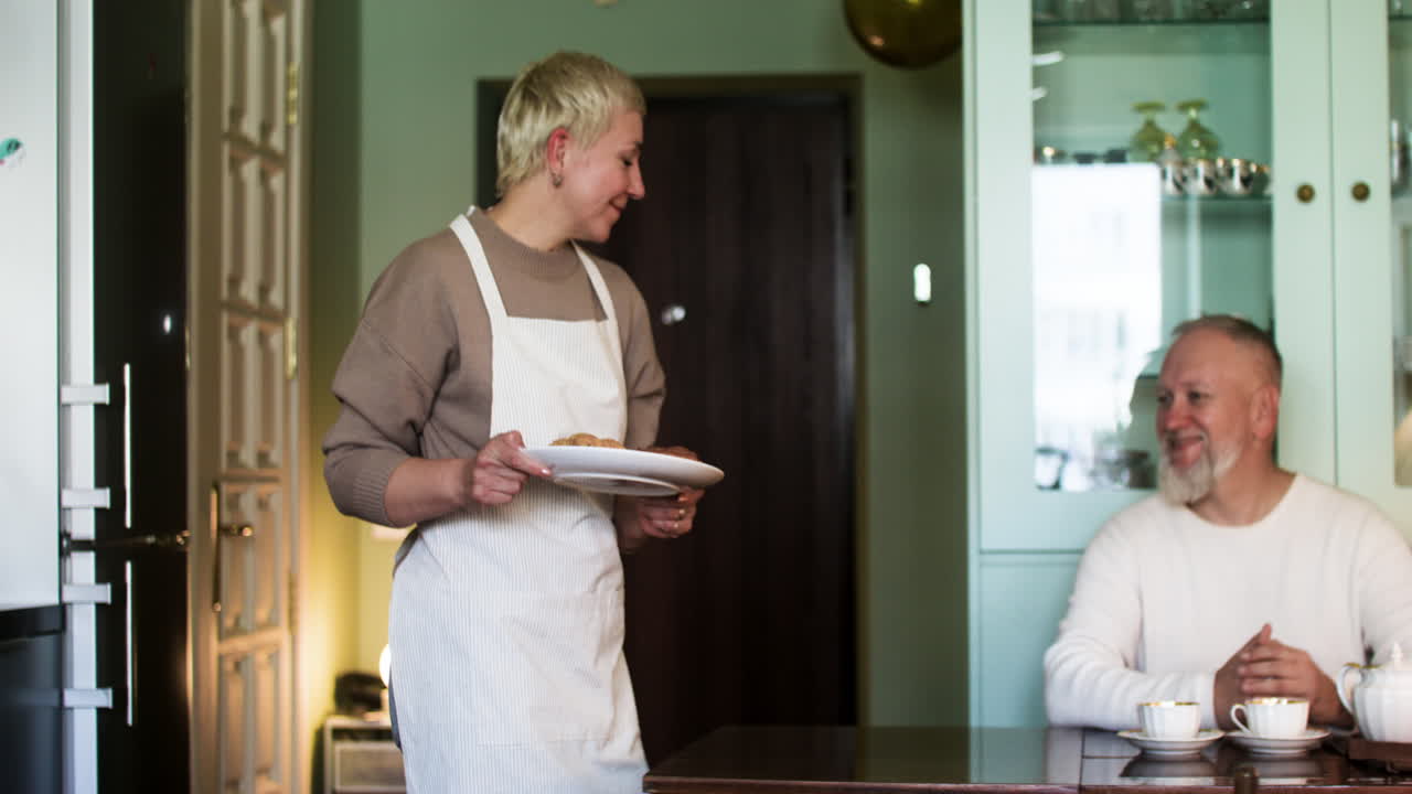 pareja tomando té en casa