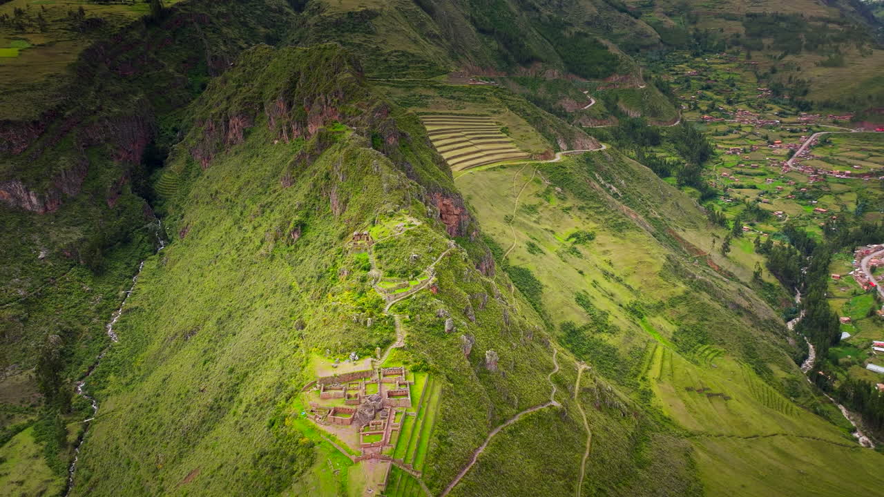 Incríveis ruínas Incas de Pisac na exuberante encosta da montanha do Vale Sagrado, Peru. Drone