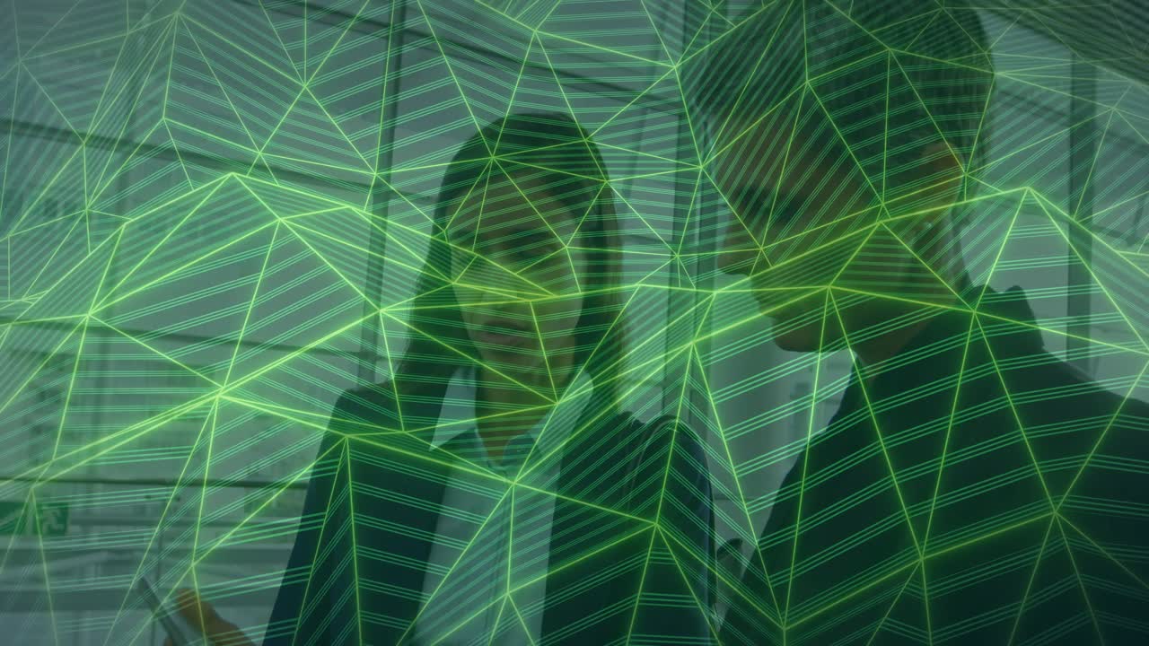Mujer de negocios de mediana edad usando una tablet y compañero de trabajo observando mientras una malla verde escanea datos para su revisión