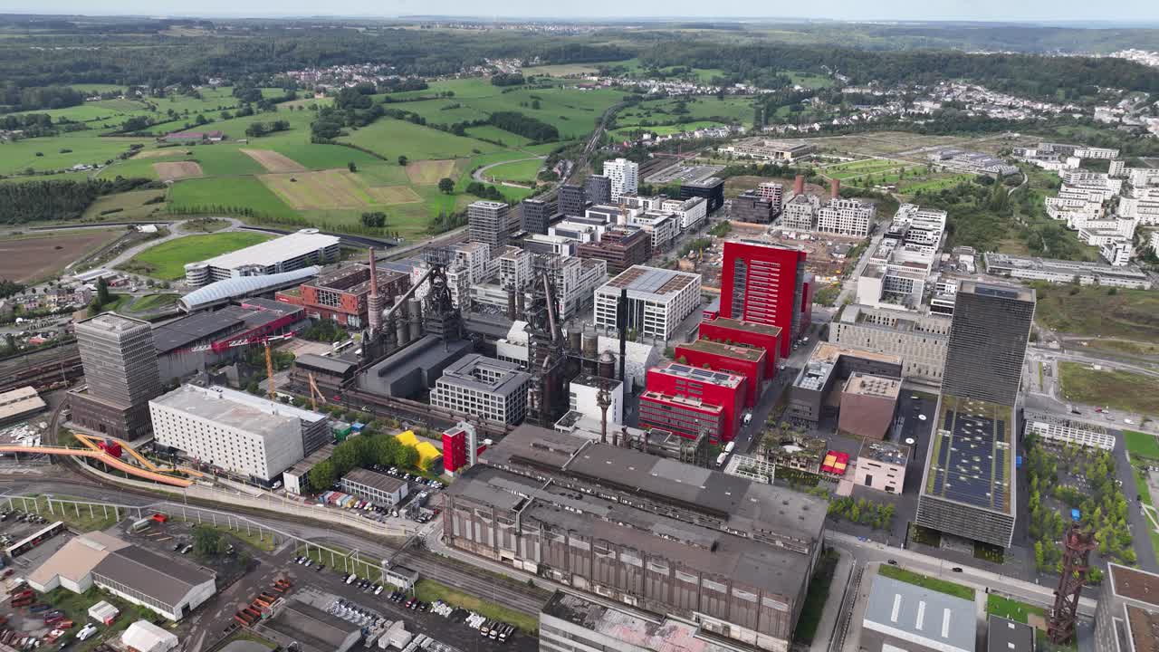 에스 벨발 (esch belval) 은 룩부르크의 옛 고속 오븐으로 현대적인 도시 지역으로 바뀌었다.