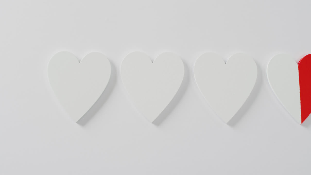 video de un primer plano de corazones sobre un fondo blanco