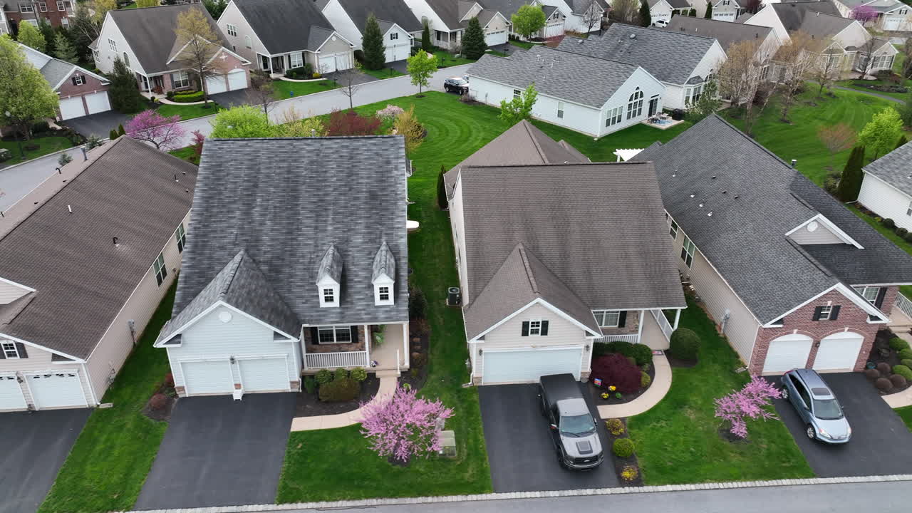 casas y patios en villa de vivienda comunitaria para jubilados en ee.uu.
