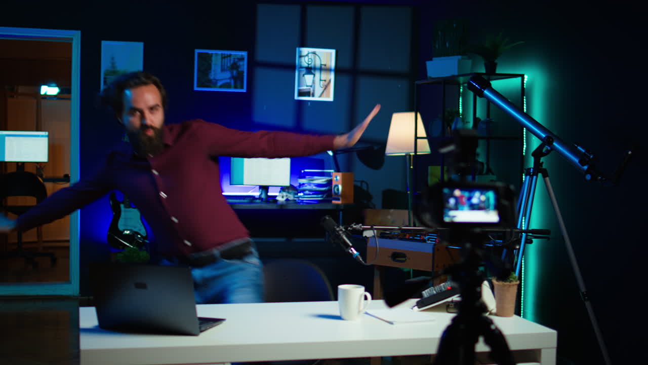 creador de contenido entrando en el estudio en casa, cautivando a la audiencia