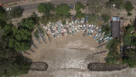 Fischerboote-In-Fächerformation-Am-Kleinen-Geschützten-Sandstrand-Von-Sri-Lanka