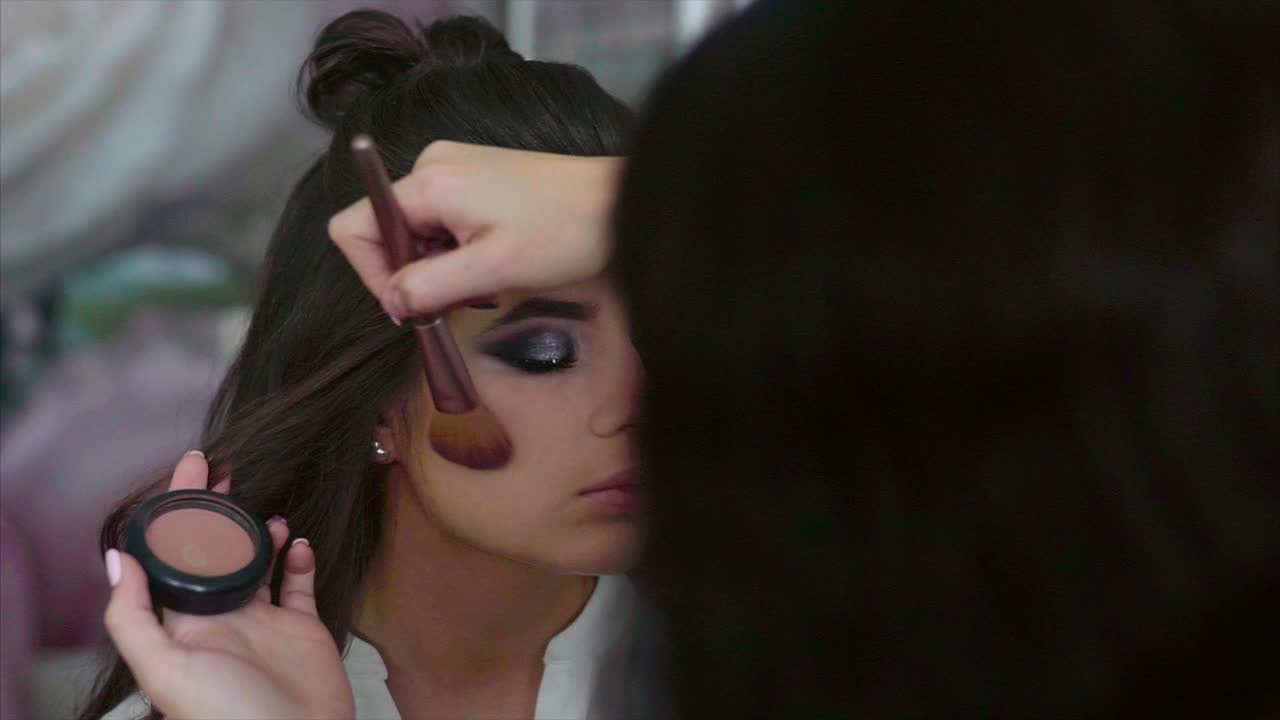 artista de maquillaje aplicando maquillaje